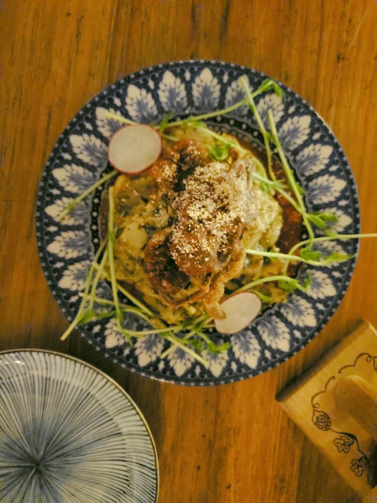 千層麵是一種用多張寬如手帕的大麵皮疊起來，內層夾上多種成分經焗製調味而成。